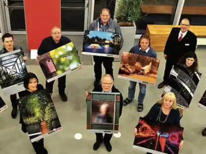 Ein tolles Ergebnis: Christian Wandscher vom Park der G&auml;rten (hinten links) und Arndt Bessing, Gesch&auml;ftsf&uuml;hrer, Cewe-Print (hinten rechts) mit den Siegern des Fotowettbewerbes &bdquo;Park-Momente&ldquo;