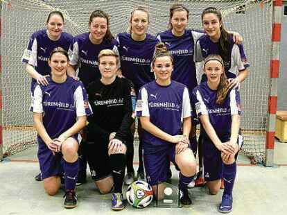 <p>Nach der Siegerehrung: Die Fu&szlig;ballerinnen des TV Jahn Delmenhorst stellen sich zum Foto auf.</p>