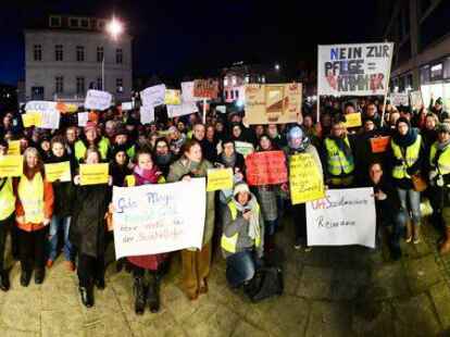 &bdquo;Nein zur Pflegekammer&ldquo;: Demonstranten vorm NWZ-Medienhaus
