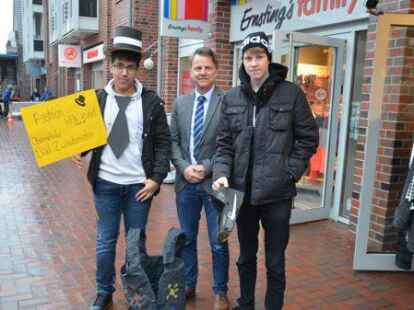 Freute sich &uuml;ber die Ergebnisse seiner Sch&uuml;ler: Direktor J&uuml;rgen Boy (Mitte) zusammen mit Sch&uuml;lern, die Kleidung zum Fach Kunst entworfen haben.