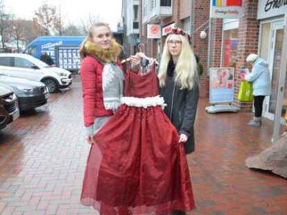 Selbstgeschneidert: Ein Weihnachtskleid zum Fach Religion.