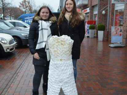 Ein Kleid aus Wattepads: &bdquo;Wie ein Engel&ldquo; hei&szlig;t dieses Werk, das urspr&uuml;nglich das Fach Kunst symbolisieren sollte, letztendlich aber f&uuml;r das Fach Religion steht.