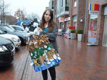 Kritik am Menschen: Der M&uuml;ll auf dem Kleid steht f&uuml;r die Verschmutzung und Zerst&ouml;rung der Umwelt. Das Kleid steht f&uuml;r das Fach Biologie.