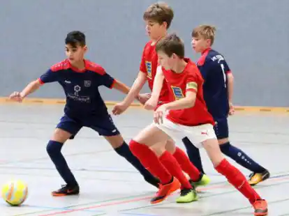 Lieferten sich spannende Spiele &ndash; auch im Vereinsduell: die Jugendfu&szlig;baller des VfL Stenum