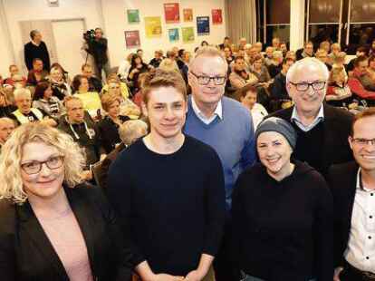 <p>        Diskutierten &uuml;ber Pflege (von links): Kammerpr&auml;sidentin Sandra Mehmecke, Azubi Alexander Jorde, Kammer-Experte Kai Boeddinghaus, Krankenpflegerin Esther Binar, Pflegeexperte Stefan G&ouml;rres und NWZ -Korrespondent Lars Laue     </p>