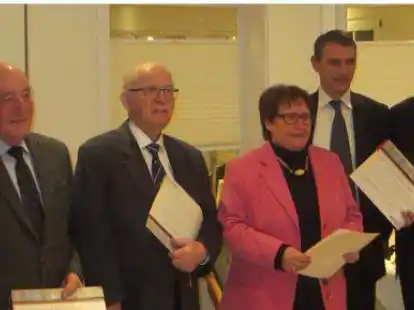 Dirk L&uuml;bbe gratulierte Reinhold Willenborg, Hein Schillm&ouml;ller, Eva-Maria Kors.  Dr. Stefan Gehrold und Reimer B&ouml;ge referierten.