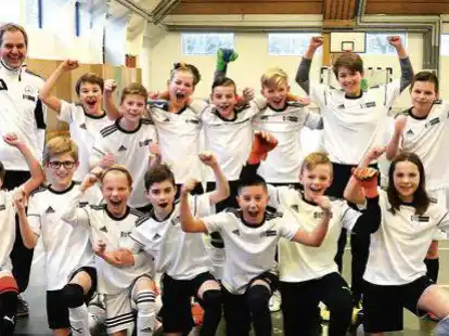 Das St&uuml;tzpunktteam:  Trainer Pierre Schwital (hinten  v.l.), Leif Rossius, Tilmann Kumpf, Jonte Huntemann, Theis Altscher, S&ouml;ren Wickmann,  Chantal Bl&auml;sing, Gino Jaschik sowie   Yannick Schmiesing (vorne v.l.), Jesper Riemann, Maximilian Schmitz, Luca Barelmann, Mert D&ouml;ner, Jonas Gartelmann und Lotta Drews. Rechts im Bild: Marie Brestrich und Enes Yalcin