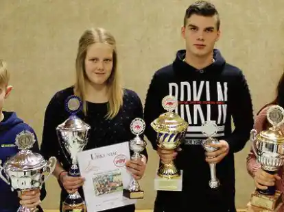 Pr&auml;sentieren ihre Pokale (von links):  Devin Hillmer, Jolien Lameyer, Rico Wefer und Janna Meiners