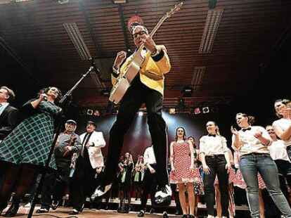 Z&uuml;nden ein Feuerwerk beim Opening: Markus Weise, Musiker und die T&auml;nzer vom TV Deichhorst.