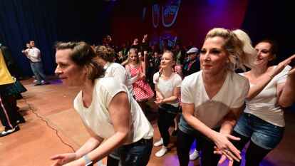 Die Ganderkeseer Narren sind f&uuml;r den B&uuml;hnenfasching ger&uuml;stet: Am Mittwochabend absolvierten die Aktiven in der Festhalle am Steinacker die Generalprobe f&uuml;r die vier B&uuml;ttenabende.