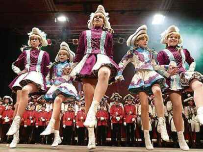 Gleich f&uuml;nf GGV-Funken wirbeln diesmal &uuml;ber die B&uuml;hne der Festhalle am Steinacker.