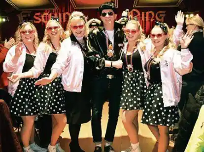 Brachte jede Menge l&auml;ssigen Rock&rsquo;n&rsquo;Roll in die Festhalle: das Prinzenpaar Claudia I.  (Ordemann) und Stefan II. (Hinderlich) mit seinen  Ehrendamen (von links) Celina Famulla, Lisa Marie-Kuhnke, Marieken Molde und Irina Fetter.