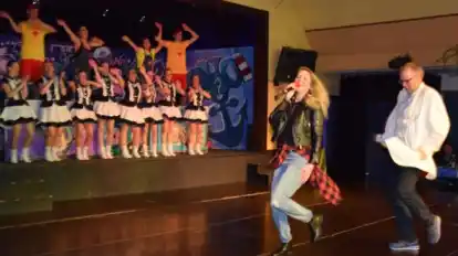 S&auml;ngerin Martina Wulff mit einem als Arzt verkleideten Gast auf der B&uuml;hne