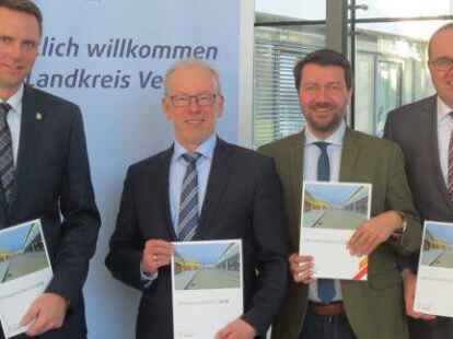 Kreisrat Holger B&ouml;ckenstette, Landrat Herbert Winkel, Pressesprecher Jochen Steinkamp und Erster Kreisrat Hartmut Heinen  (von links) stellten im Kreishaus den Jahrespressebericht f&uuml;r das Jahr 2018 der &Ouml;ffentlichkeit vor.