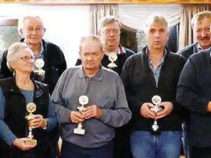 <p>Gewinner (v.l.): Dieter Br&uuml;ning, Erika H&ouml;vener, Detlef W&uuml;bbeler, Herta Schwanewede, Hans-Wilhelm Berding, Dettmer Voigt, Michael Leitzke, Holger Ahlers, Waldemar R&uuml;debusch, Herbert Strosetzky, Ingrid R&uuml;debusch, Renate Spille und Anneliese Berding.</p>