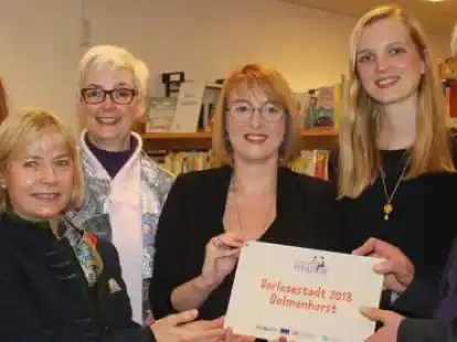 Bei der Plaketten&uuml;bergabe (v.l.): Johanna Hasse (Stiftung Lesen), Christiane Heinemann (Kulturkreis), Buchh&auml;ndlerin Sabine J&uuml;nnemann, B&uuml;chereileiterin Anika Schmidt, Lena P&ouml;ve (Die Zeit) und Oberb&uuml;rgermeister Axel Jahnz.