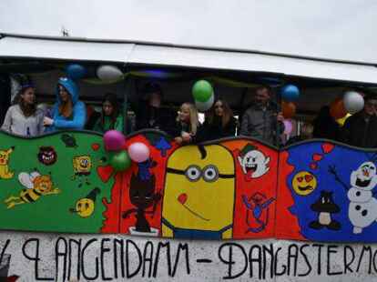 Mehr als 60 bunt kost&uuml;mierte Gruppen zogen am Samstag beim Karnevalsumzug der KG Waterkant durch Varels Stra&szlig;en.