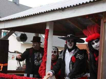 Mehr als 60 bunt kost&uuml;mierte Gruppen zogen am Samstag beim Karnevalsumzug der KG Waterkant durch Varels Stra&szlig;en.