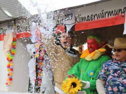 Mehr als 60 bunt kost&uuml;mierte Gruppen zogen am Samstag beim Karnevalsumzug der KG Waterkant durch Varels Stra&szlig;en.