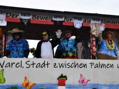 Mehr als 60 bunt kost&uuml;mierte Gruppen zogen am Samstag beim Karnevalsumzug der KG Waterkant durch Varels Stra&szlig;en.