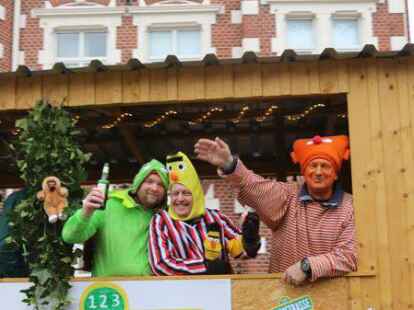 Mehr als 60 bunt kost&uuml;mierte Gruppen zogen am Samstag beim Karnevalsumzug der KG Waterkant durch Varels Stra&szlig;en.