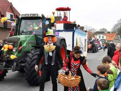 Mehr als 60 bunt kost&uuml;mierte Gruppen zogen am Samstag beim Karnevalsumzug der KG Waterkant durch Varels Stra&szlig;en.