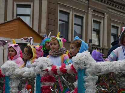 Mehr als 60 bunt kost&uuml;mierte Gruppen zogen am Samstag beim Karnevalsumzug der KG Waterkant durch Varels Stra&szlig;en.