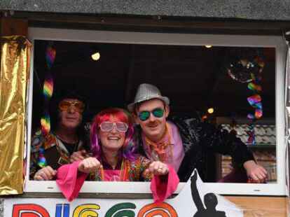 Mehr als 60 bunt kost&uuml;mierte Gruppen zogen am Samstag beim Karnevalsumzug der KG Waterkant durch Varels Stra&szlig;en.