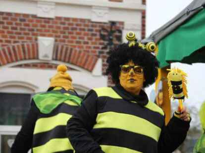 Mehr als 60 bunt kost&uuml;mierte Gruppen zogen am Samstag beim Karnevalsumzug der KG Waterkant durch Varels Stra&szlig;en.