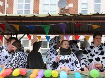 Mehr als 60 bunt kost&uuml;mierte Gruppen zogen am Samstag beim Karnevalsumzug der KG Waterkant durch Varels Stra&szlig;en.
