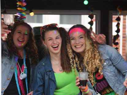 Mehr als 60 bunt kost&uuml;mierte Gruppen zogen am Samstag beim Karnevalsumzug der KG Waterkant durch Varels Stra&szlig;en.