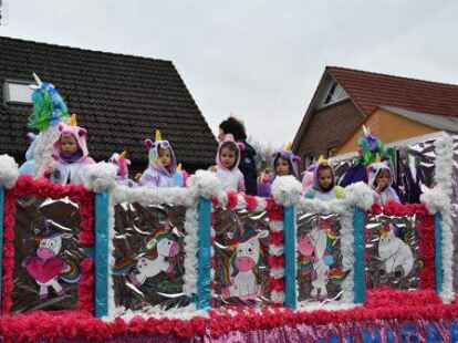Mehr als 60 bunt kost&uuml;mierte Gruppen zogen am Samstag beim Karnevalsumzug der KG Waterkant durch Varels Stra&szlig;en.