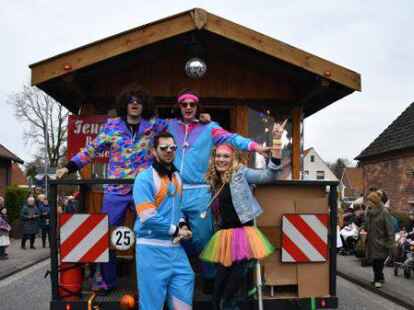 Mehr als 60 bunt kost&uuml;mierte Gruppen zogen am Samstag beim Karnevalsumzug der KG Waterkant durch Varels Stra&szlig;en.