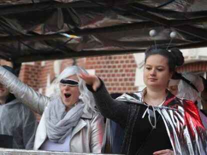 Mehr als 60 bunt kost&uuml;mierte Gruppen zogen am Samstag beim Karnevalsumzug der KG Waterkant durch Varels Stra&szlig;en.