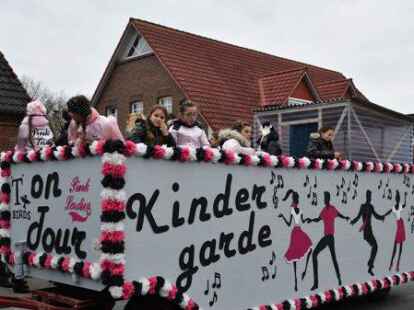 Mehr als 60 bunt kost&uuml;mierte Gruppen zogen am Samstag beim Karnevalsumzug der KG Waterkant durch Varels Stra&szlig;en.