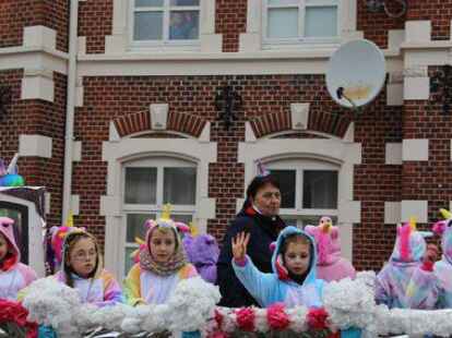 Mehr als 60 bunt kost&uuml;mierte Gruppen zogen am Samstag beim Karnevalsumzug der KG Waterkant durch Varels Stra&szlig;en.