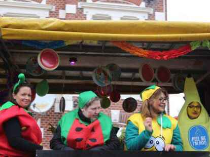 Mehr als 60 bunt kost&uuml;mierte Gruppen zogen am Samstag beim Karnevalsumzug der KG Waterkant durch Varels Stra&szlig;en.