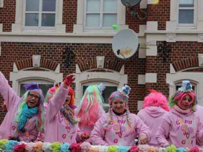 Mehr als 60 bunt kost&uuml;mierte Gruppen zogen am Samstag beim Karnevalsumzug der KG Waterkant durch Varels Stra&szlig;en.