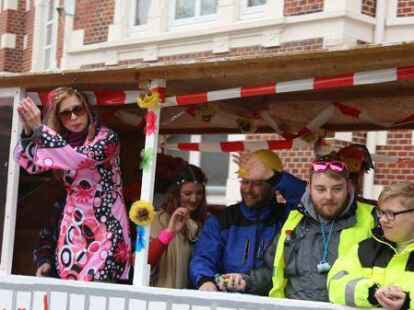 Mehr als 60 bunt kost&uuml;mierte Gruppen zogen am Samstag beim Karnevalsumzug der KG Waterkant durch Varels Stra&szlig;en.