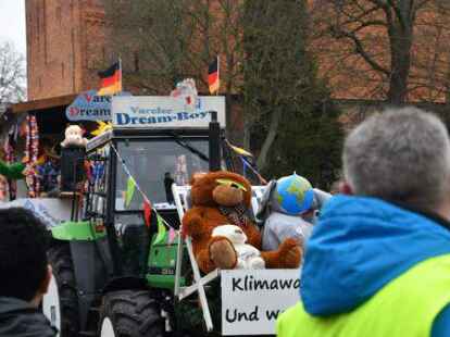 Mehr als 60 bunt kost&uuml;mierte Gruppen zogen am Samstag beim Karnevalsumzug der KG Waterkant durch Varels Stra&szlig;en.