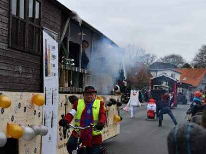 Mehr als 60 bunt kost&uuml;mierte Gruppen zogen am Samstag beim Karnevalsumzug der KG Waterkant durch Varels Stra&szlig;en.