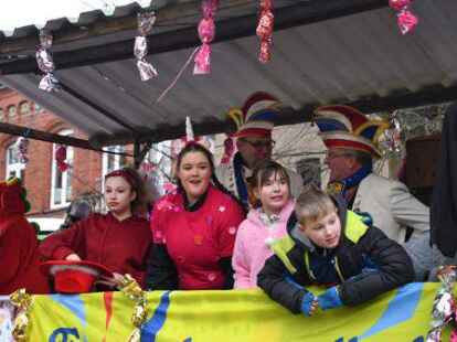 Mehr als 60 bunt kost&uuml;mierte Gruppen zogen am Samstag beim Karnevalsumzug der KG Waterkant durch Varels Stra&szlig;en.