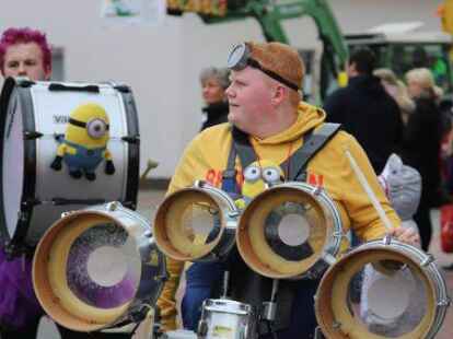 Mehr als 60 bunt kost&uuml;mierte Gruppen zogen am Samstag beim Karnevalsumzug der KG Waterkant durch Varels Stra&szlig;en.