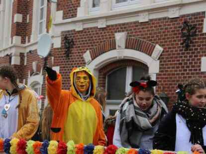 Mehr als 60 bunt kost&uuml;mierte Gruppen zogen am Samstag beim Karnevalsumzug der KG Waterkant durch Varels Stra&szlig;en.