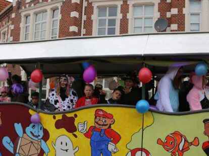 Mehr als 60 bunt kost&uuml;mierte Gruppen zogen am Samstag beim Karnevalsumzug der KG Waterkant durch Varels Stra&szlig;en.