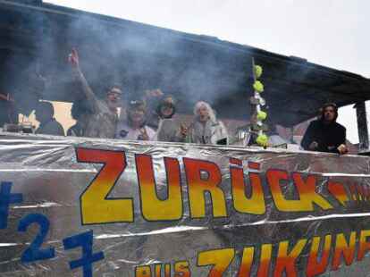 Mehr als 60 bunt kost&uuml;mierte Gruppen zogen am Samstag beim Karnevalsumzug der KG Waterkant durch Varels Stra&szlig;en.