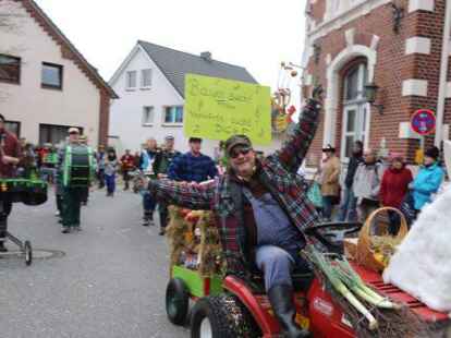 Mehr als 60 bunt kost&uuml;mierte Gruppen zogen am Samstag beim Karnevalsumzug der KG Waterkant durch Varels Stra&szlig;en.