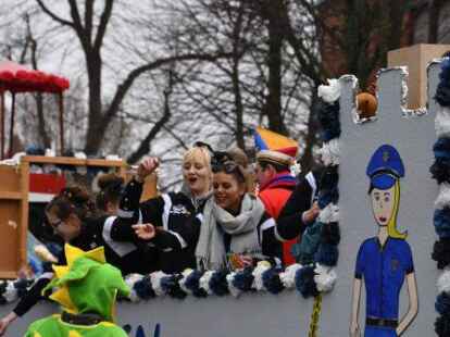 Mehr als 60 bunt kost&uuml;mierte Gruppen zogen am Samstag beim Karnevalsumzug der KG Waterkant durch Varels Stra&szlig;en.