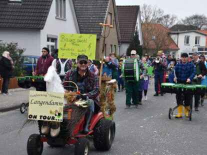 Mehr als 60 bunt kost&uuml;mierte Gruppen zogen am Samstag beim Karnevalsumzug der KG Waterkant durch Varels Stra&szlig;en.