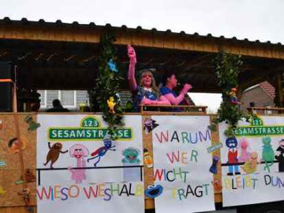 Mehr als 60 bunt kost&uuml;mierte Gruppen zogen am Samstag beim Karnevalsumzug der KG Waterkant durch Varels Stra&szlig;en.